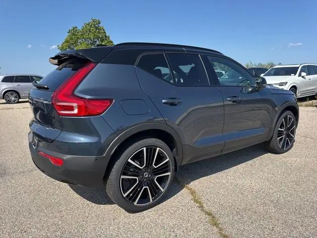 2026 Volvo XC40 Black Edition Ultra, B5 AWD Gas (mild hybrid)