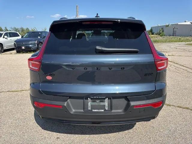 2026 Volvo XC40 Black Edition Ultra, B5 AWD Gas (mild hybrid)