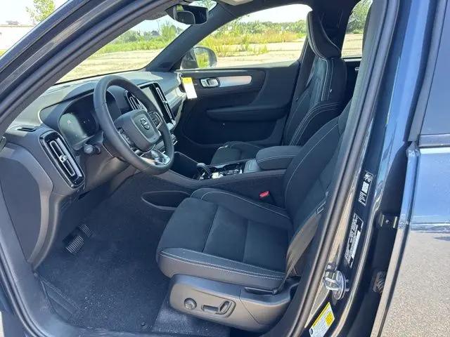 2026 Volvo XC40 Black Edition Ultra, B5 AWD Gas (mild hybrid)