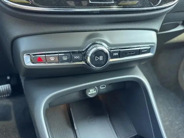 2026 Volvo XC40 Black Edition Ultra, B5 AWD Gas (mild hybrid)
