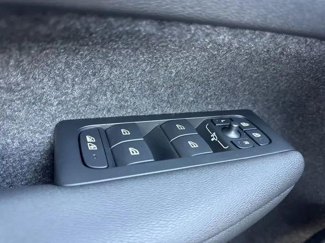 2026 Volvo XC40 Black Edition Ultra, B5 AWD Gas (mild hybrid)