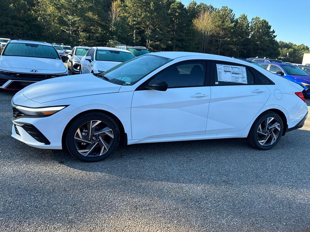 2025 Hyundai Elantra SEL Sport photo 2