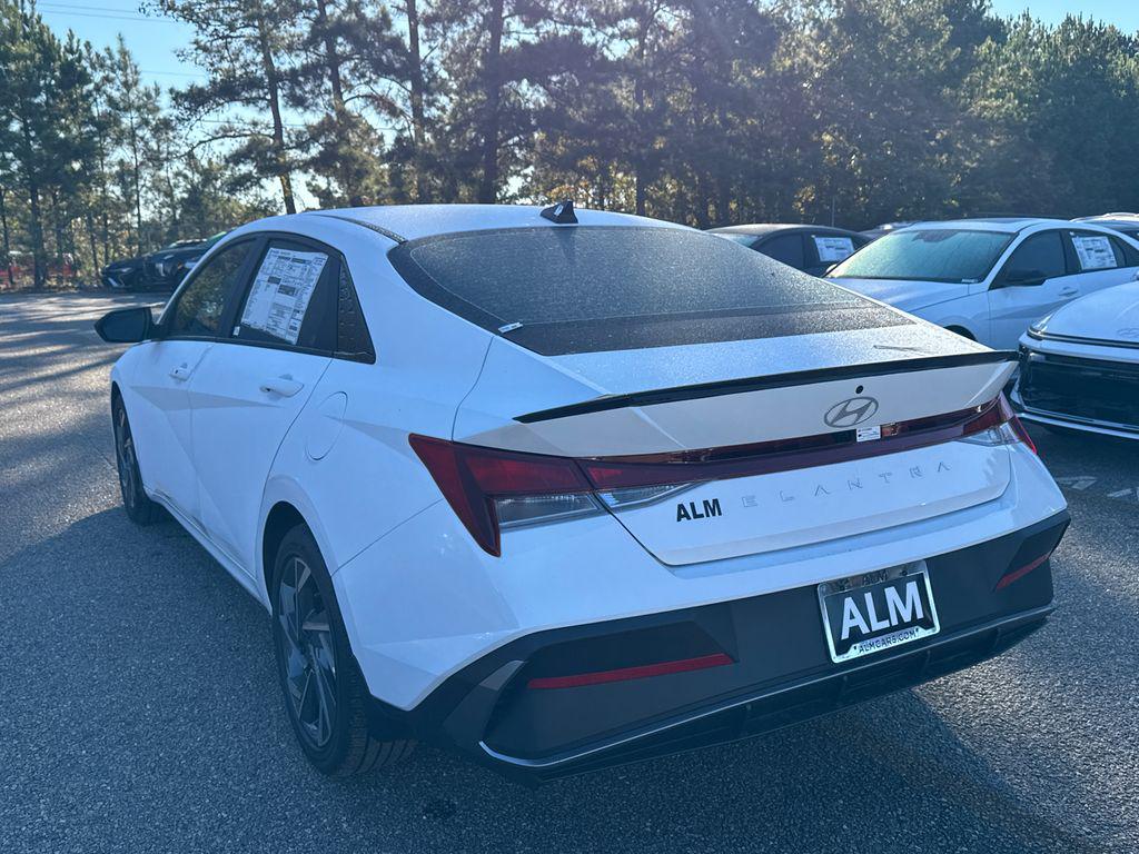 2025 Hyundai Elantra SEL Sport photo 3