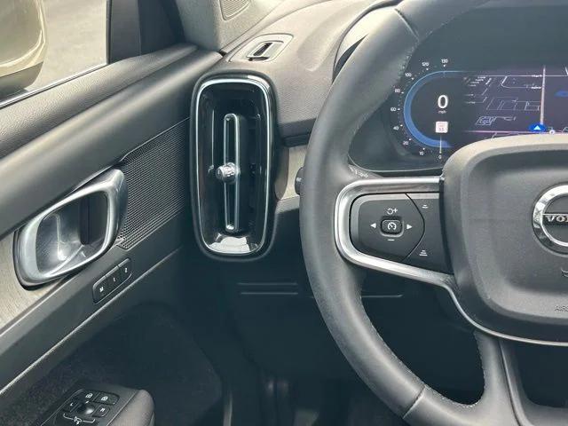 2023 Volvo XC40 B5 Plus Bright Theme