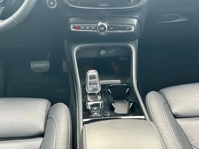 2023 Volvo XC40 B5 Plus Bright Theme