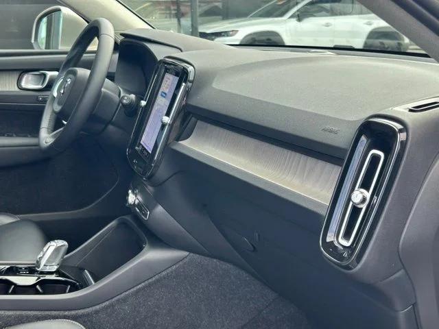 2023 Volvo XC40 B5 Plus Bright Theme