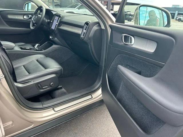 2023 Volvo XC40 B5 Plus Bright Theme