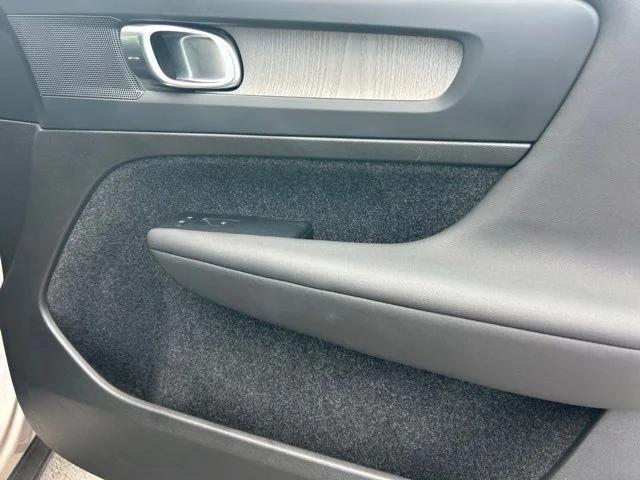 2023 Volvo XC40 B5 Plus Bright Theme