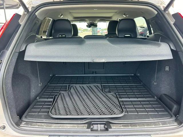 2023 Volvo XC40 B5 Plus Bright Theme