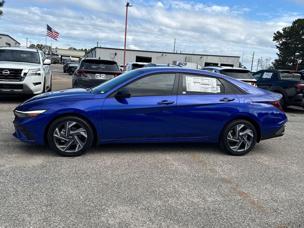 2025 Hyundai Elantra SEL Sport photo 2