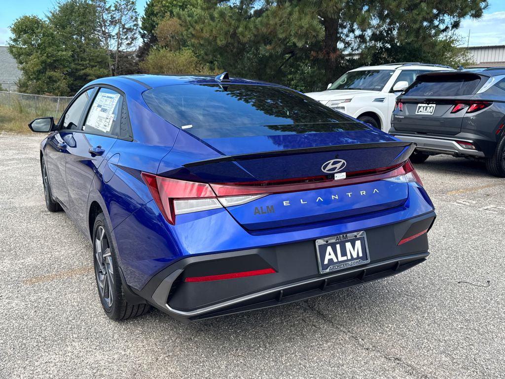 2025 Hyundai Elantra SEL Sport photo 3