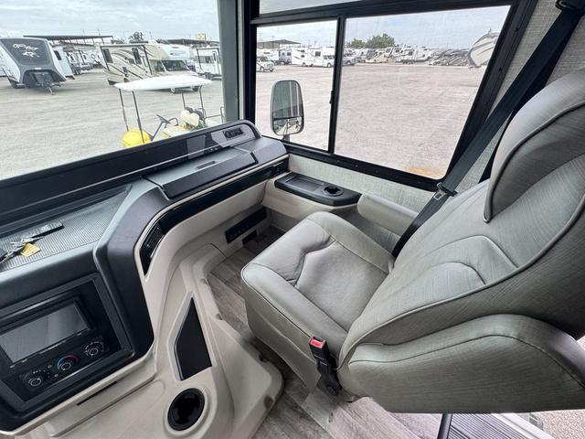2022 Ford F-53 29S