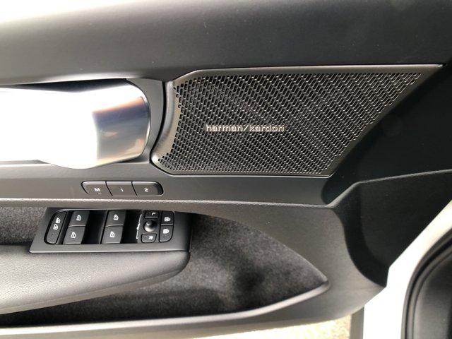 2026 Volvo XC40 B5 Ultra Black Edition