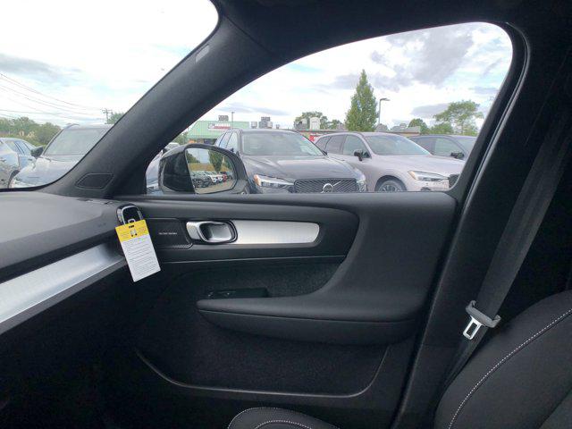 2026 Volvo XC40 B5 Ultra Black Edition