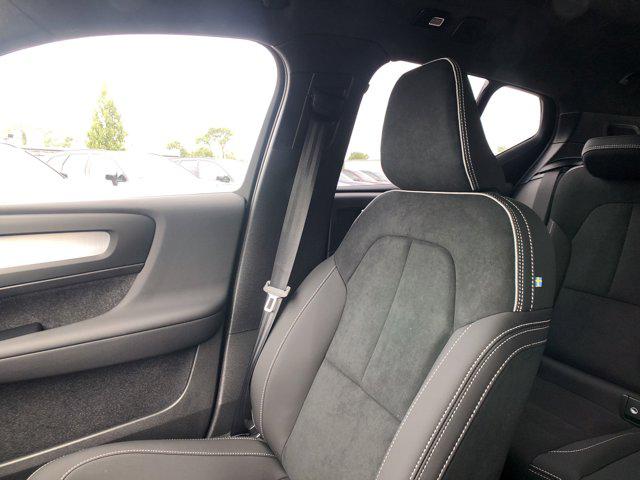 2026 Volvo XC40 B5 Ultra Black Edition