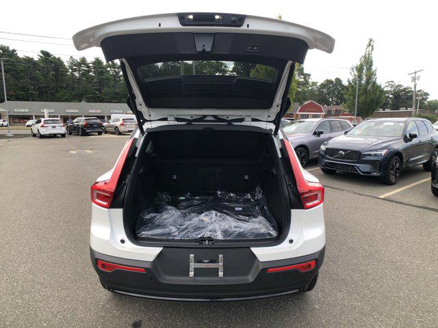2026 Volvo XC40 B5 Ultra Black Edition