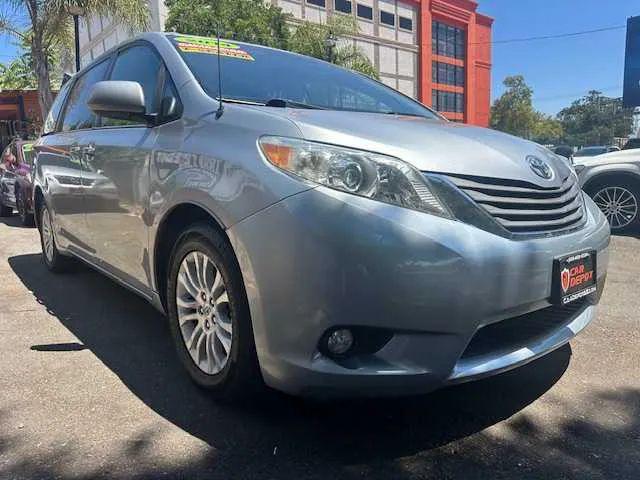 2014 Toyota Sienna XLE V6 8 Passenger