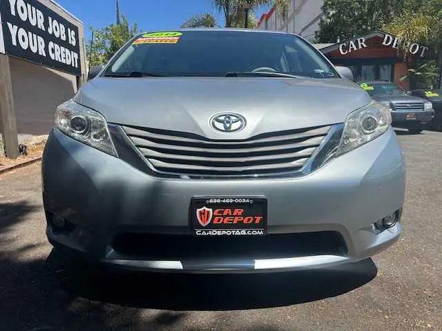 2014 Toyota Sienna XLE V6 8 Passenger