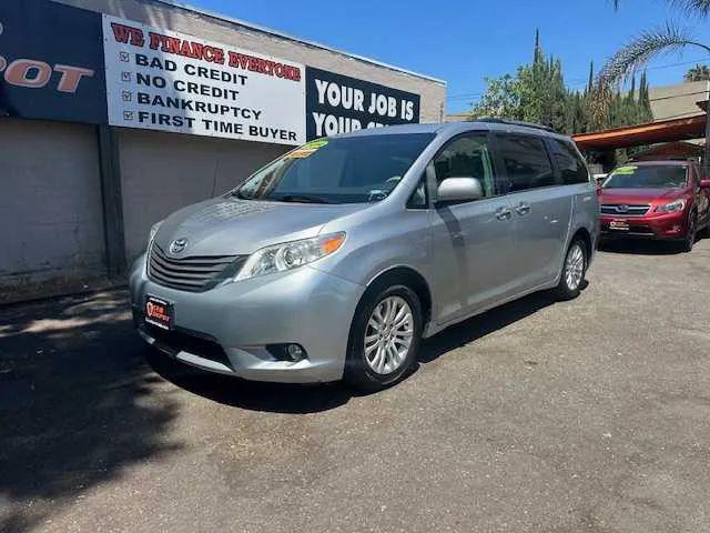 2014 Toyota Sienna XLE V6 8 Passenger