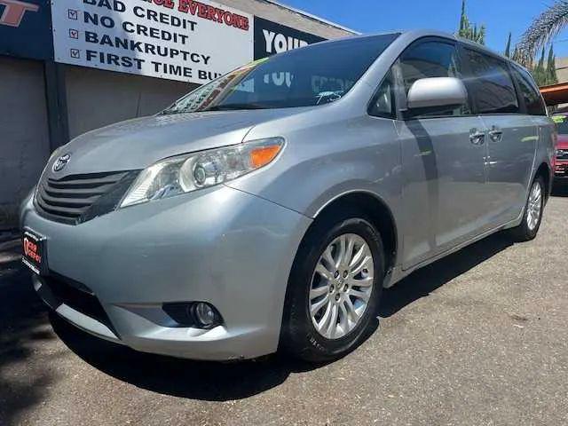 2014 Toyota Sienna XLE V6 8 Passenger