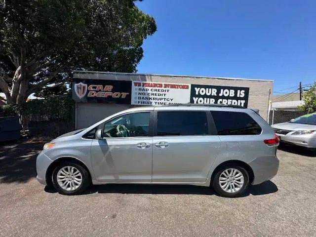 2014 Toyota Sienna XLE V6 8 Passenger