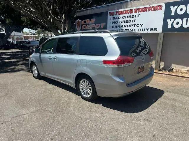 2014 Toyota Sienna XLE V6 8 Passenger