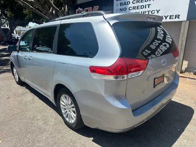 2014 Toyota Sienna XLE V6 8 Passenger
