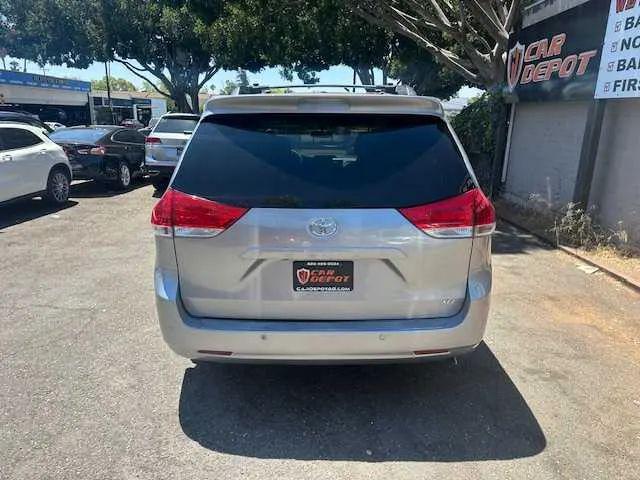 2014 Toyota Sienna XLE V6 8 Passenger