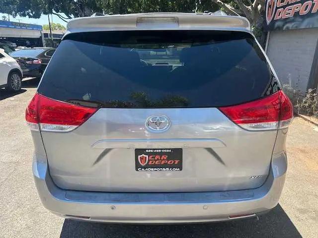 2014 Toyota Sienna XLE V6 8 Passenger