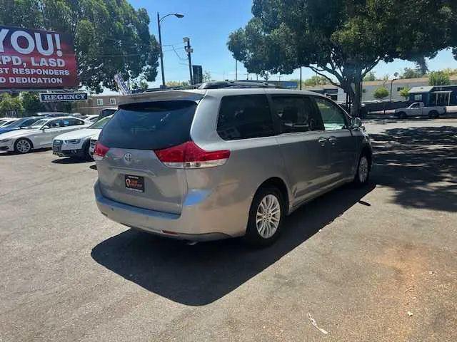 2014 Toyota Sienna XLE V6 8 Passenger