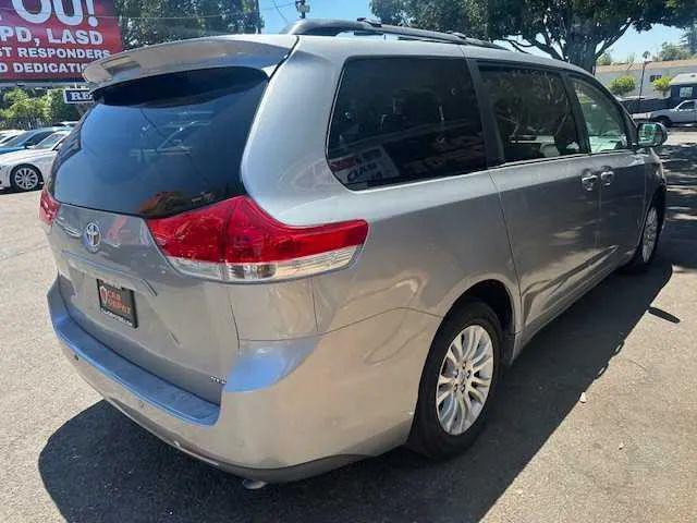 2014 Toyota Sienna XLE V6 8 Passenger