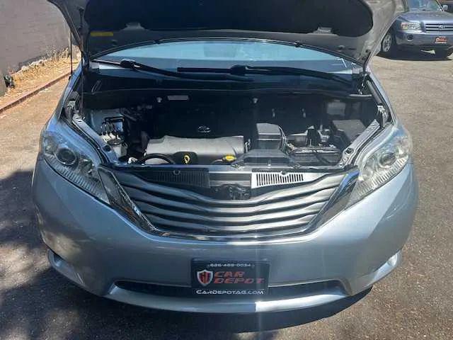 2014 Toyota Sienna XLE V6 8 Passenger
