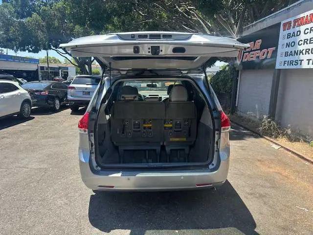2014 Toyota Sienna XLE V6 8 Passenger