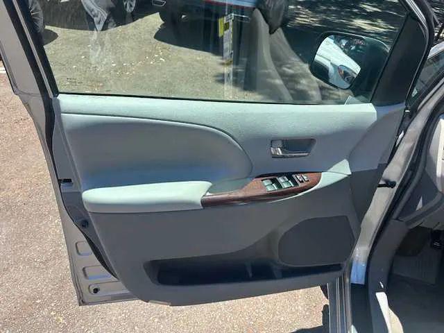 2014 Toyota Sienna XLE V6 8 Passenger