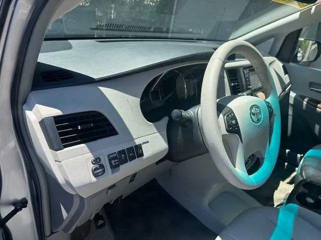 2014 Toyota Sienna XLE V6 8 Passenger