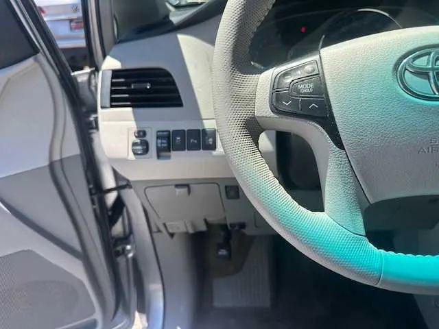 2014 Toyota Sienna XLE V6 8 Passenger