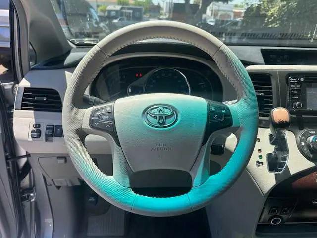 2014 Toyota Sienna XLE V6 8 Passenger