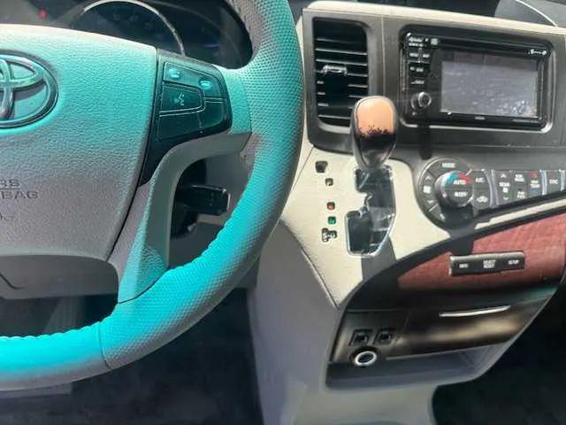 2014 Toyota Sienna XLE V6 8 Passenger