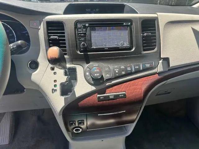 2014 Toyota Sienna XLE V6 8 Passenger