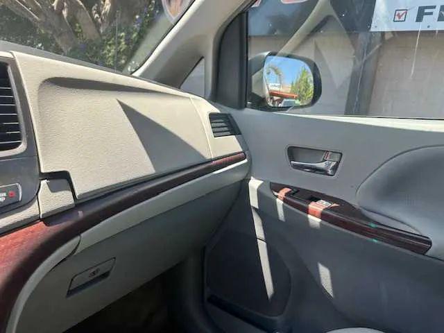 2014 Toyota Sienna XLE V6 8 Passenger