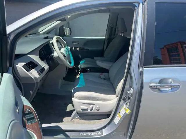 2014 Toyota Sienna XLE V6 8 Passenger