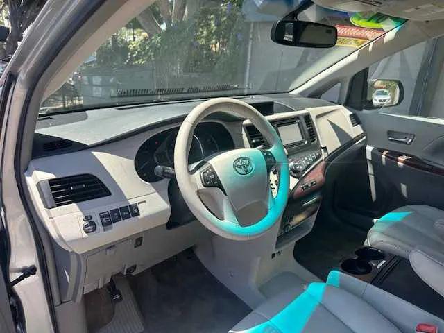 2014 Toyota Sienna XLE V6 8 Passenger