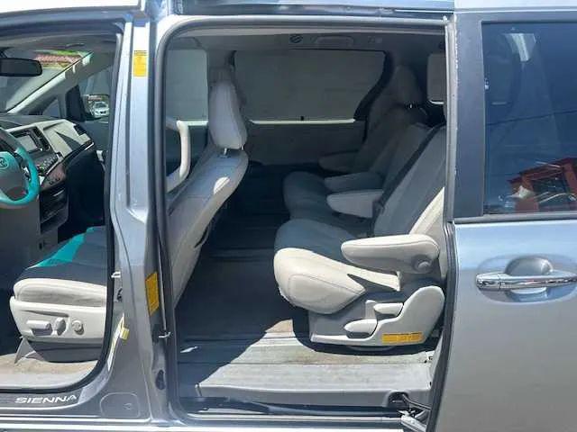 2014 Toyota Sienna XLE V6 8 Passenger