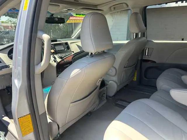 2014 Toyota Sienna XLE V6 8 Passenger
