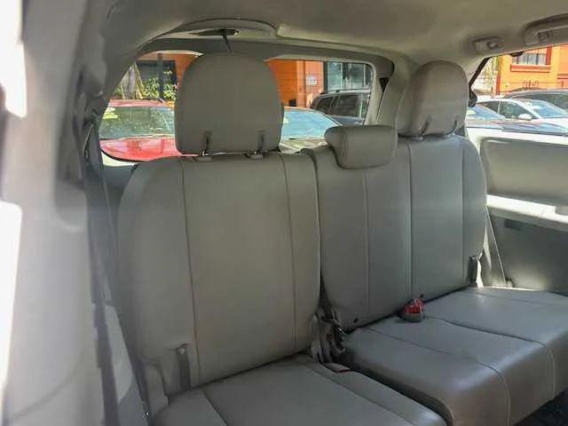 2014 Toyota Sienna XLE V6 8 Passenger