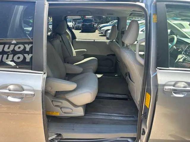 2014 Toyota Sienna XLE V6 8 Passenger