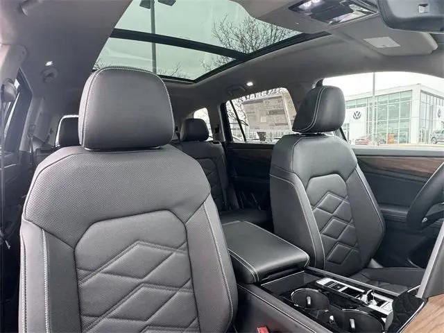 2026 Volkswagen Atlas SE with Technology