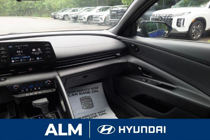 2025 Hyundai Elantra SEL Sport photo 13
