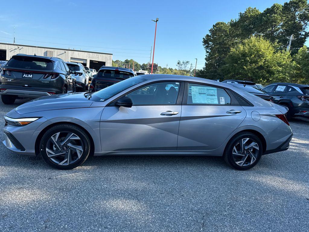 2025 Hyundai Elantra SEL Sport photo 2
