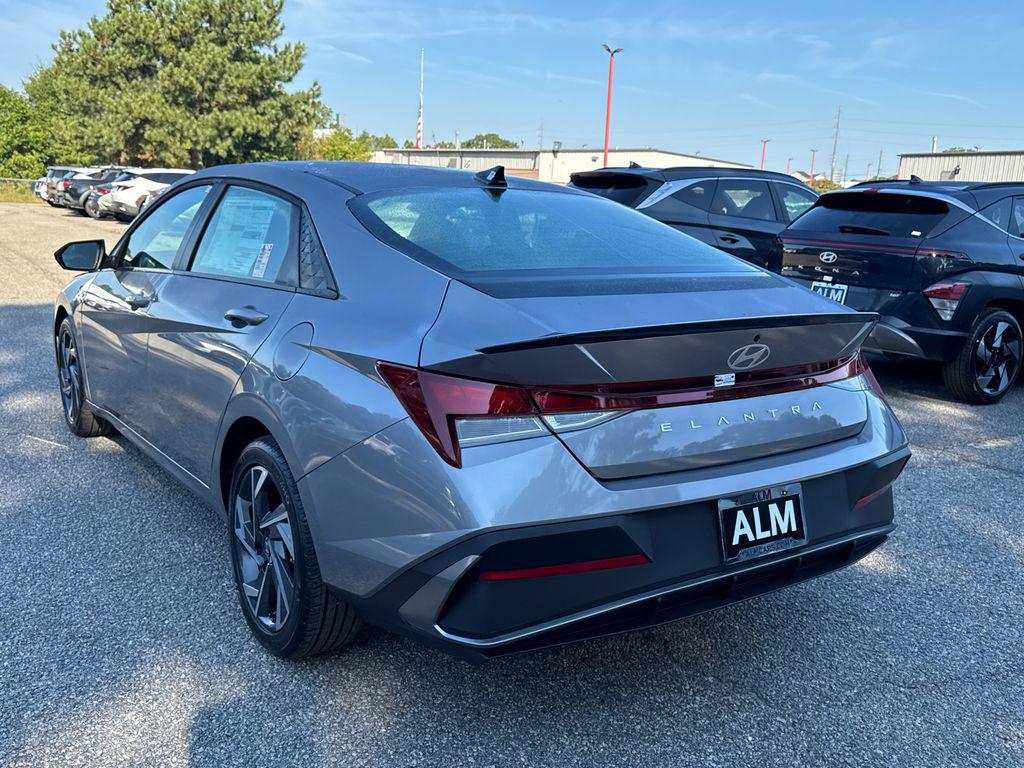 2025 Hyundai Elantra SEL Sport photo 3